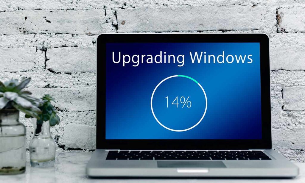 Laptop screen showing the Windows 11 upgrade progress bar using Rufus on a Windows 10 PC